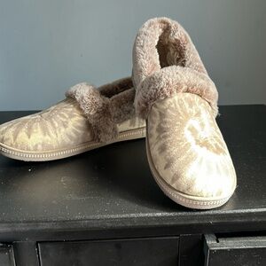 Never worn Sketcher slippers.